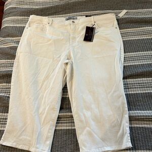 NWT Gloria Vanderbilt White Capris plus Size 24